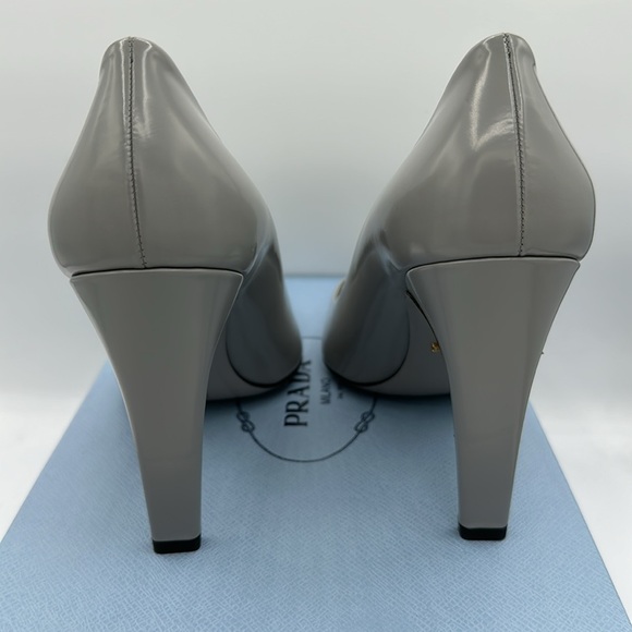 Prada Triangle Show Pointed Toe Pump Heels Grey Size 39.5 EU / 9.5 US NIB - Picture 4 of 9